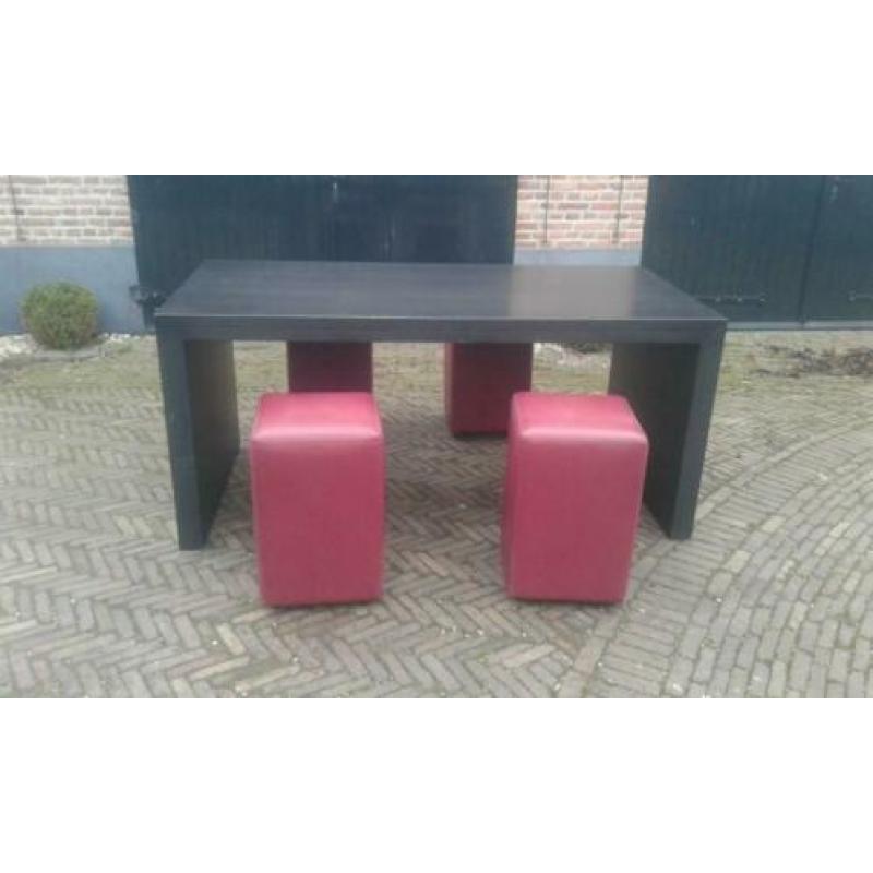 houten tafel met 4 zit-blokken