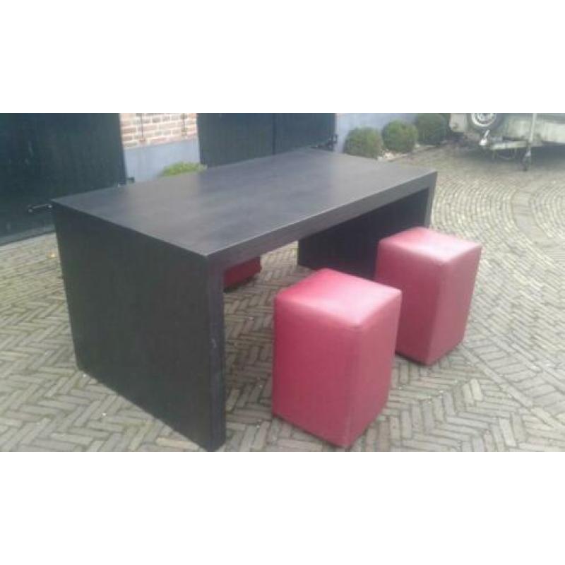 houten tafel met 4 zit-blokken