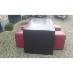 houten tafel met 4 zit-blokken