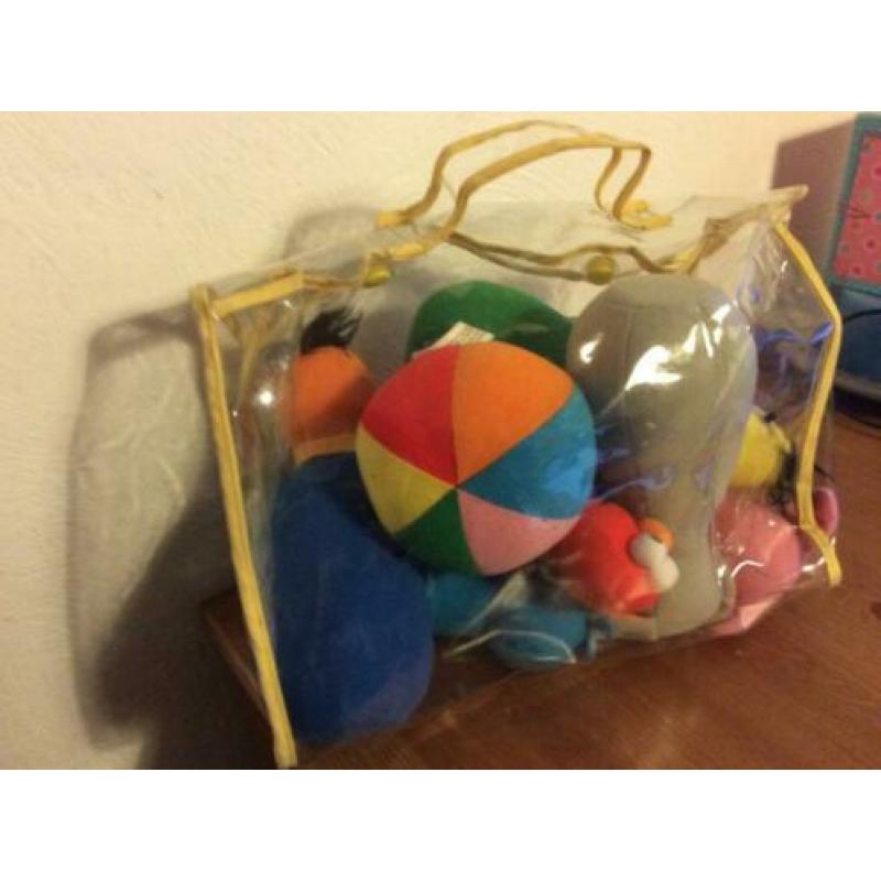 sesamstraat bowlingset. 6 pluchen kegels en bal in tas