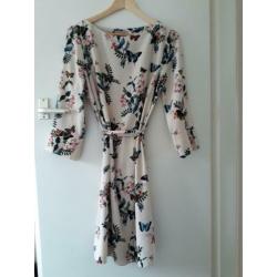 H&M, lichte kleur jurk, bloemen vlinders, maat 42