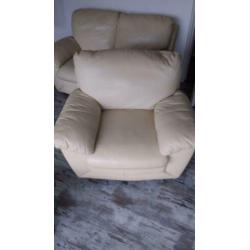 Wit leren 2zitsBank en fauteuil zeer netjes