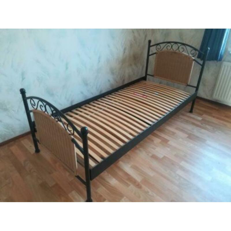 Éénpersoonsbed - rotan - bed - 200 bij 90 - lattenbodem