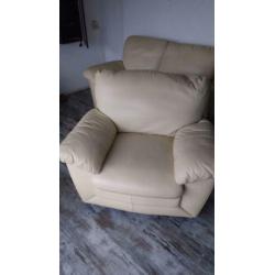 Wit leren 2zitsBank en fauteuil zeer netjes