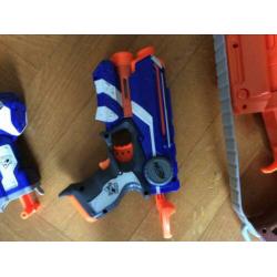 Diverse nerfguns, in diverse maten met nerfpijlen.