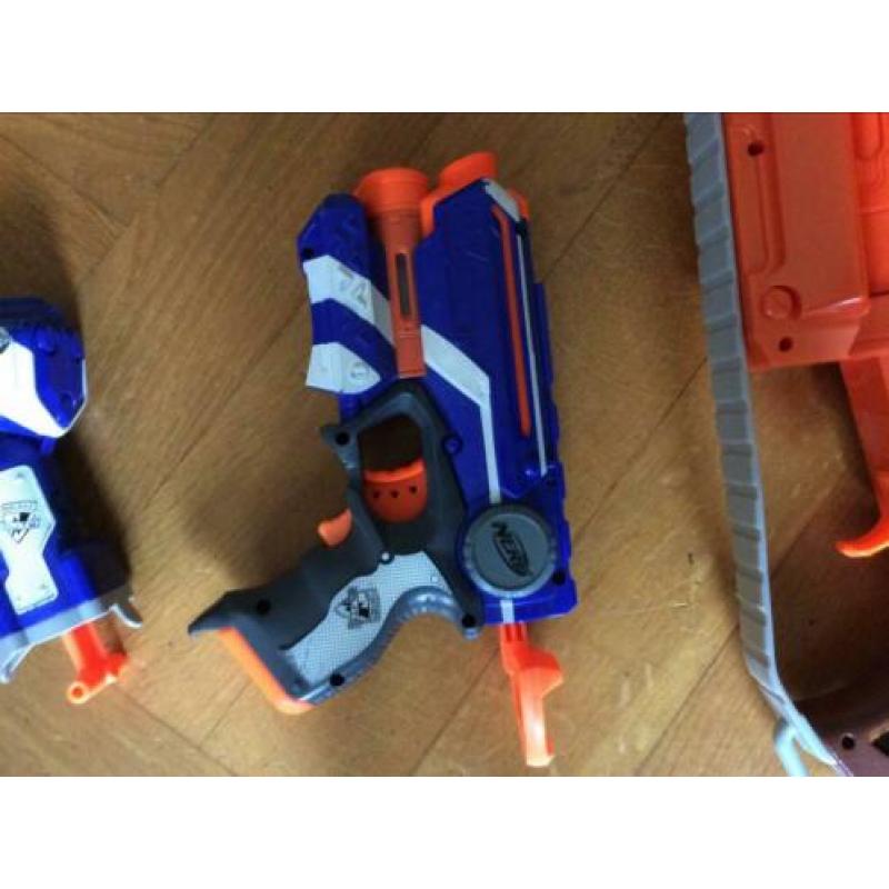 Diverse nerfguns, in diverse maten met nerfpijlen.