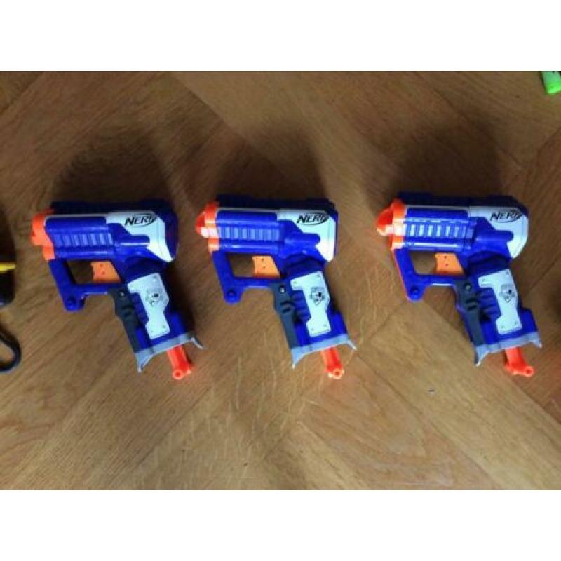 Diverse nerfguns, in diverse maten met nerfpijlen.