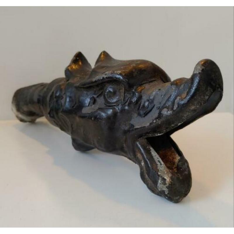 Antieke metalen gargoyle gargouille waterspuiter draak.