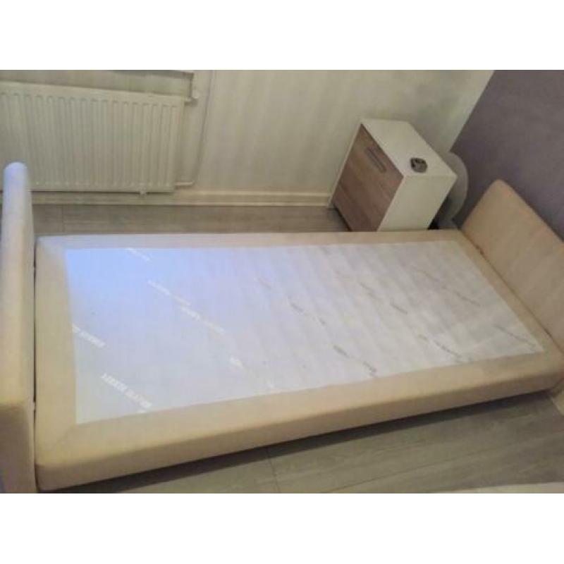 Bed met nachtkastje