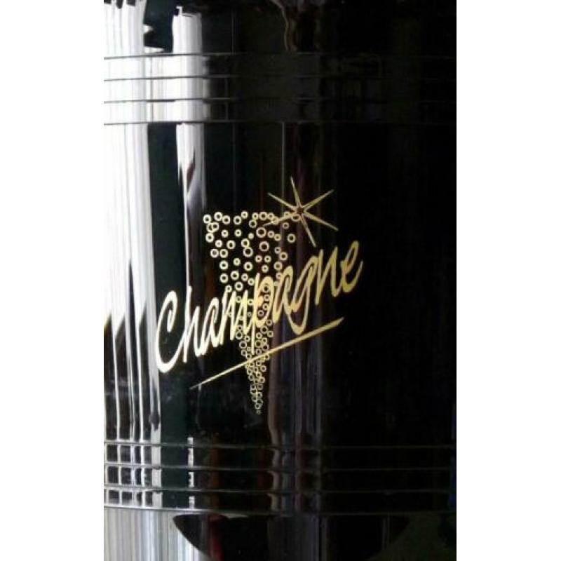 Zwarte glimmende koeler van Champagnehuis René Kint.
