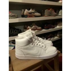 Nike all white sneaker 46