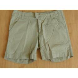 Hema: Beige korte broek/short maat XXS (146)