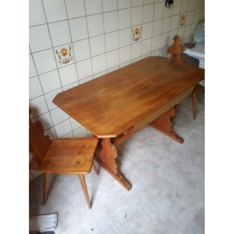 Houten eettafel met 2 stoelen en kastje.