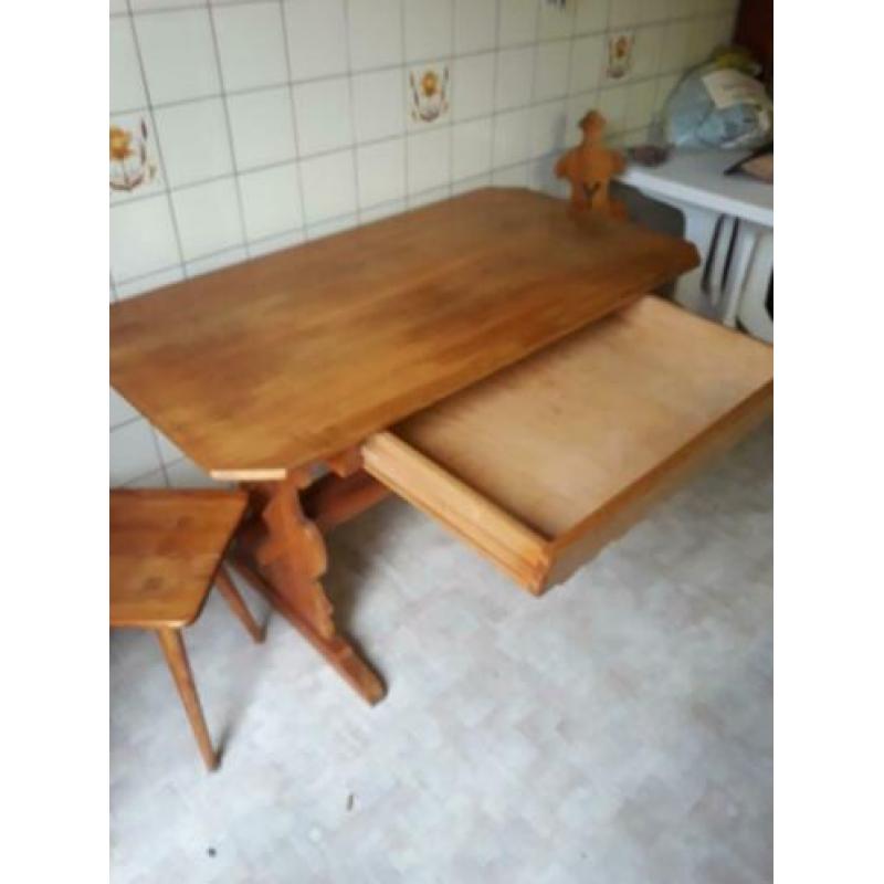 Houten eettafel met 2 stoelen en kastje.