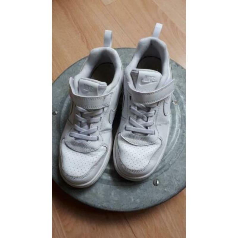 Nike sneakers maat 32