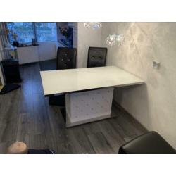 Eettafel met 4 stoelen en bijpassende salontafel.