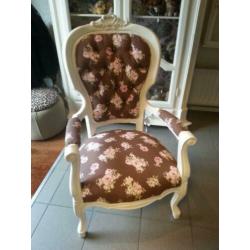 Brocante barok fauteuil bruine roosjes en parel knoopjes.