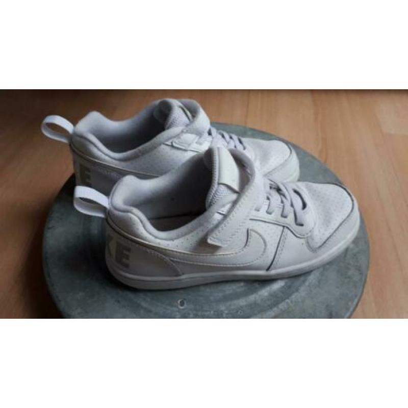 Nike sneakers maat 32