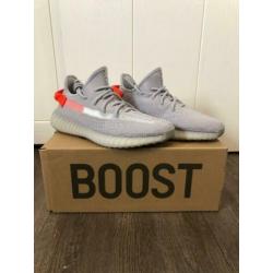 Yeezy Boost 350 V2 Tail Light maat 42 2/3