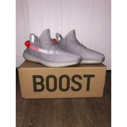 Yeezy Boost 350 V2 Tail Light maat 42 2/3