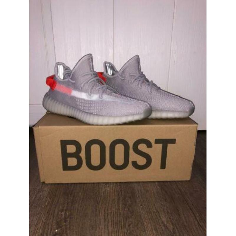 Yeezy Boost 350 V2 Tail Light maat 42 2/3