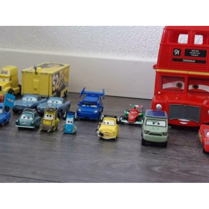 Cars: auto's, bus, dinoco en vrachtwagen van Disney