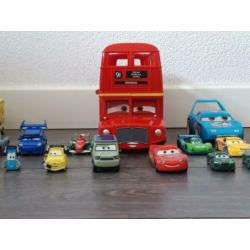 Cars: auto's, bus, dinoco en vrachtwagen van Disney