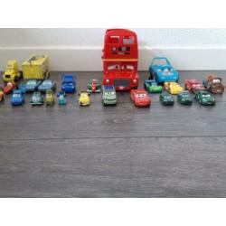 Cars: auto's, bus, dinoco en vrachtwagen van Disney